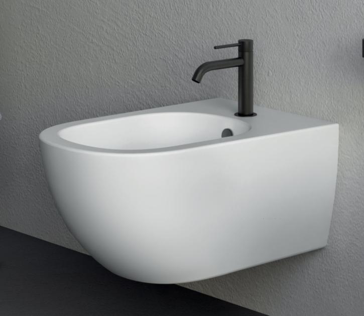 Biały bidet wiszący. Na bidecie zamontowana jest czarna bateria stojąca