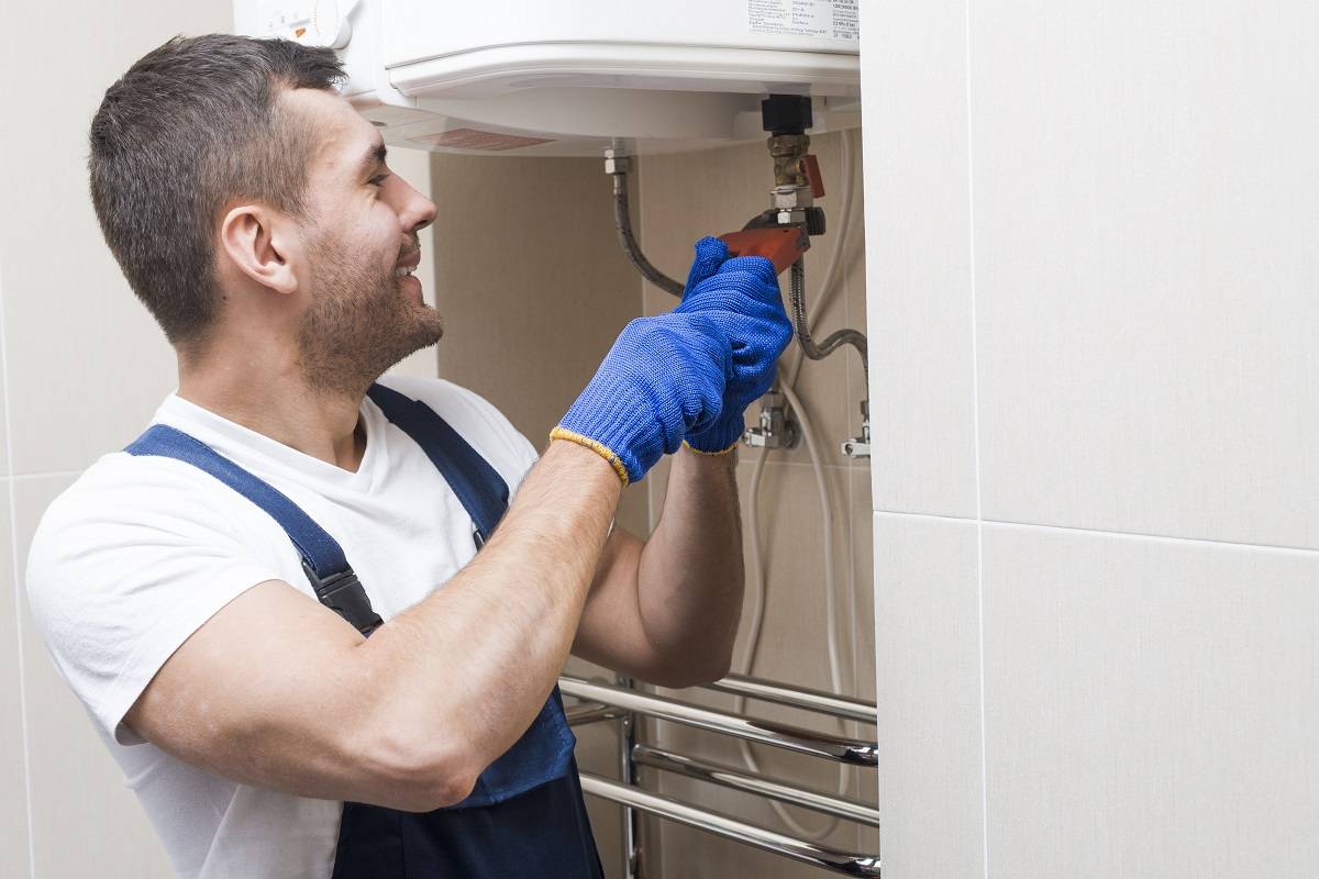 Instalator spuszczający wodę z bojlera