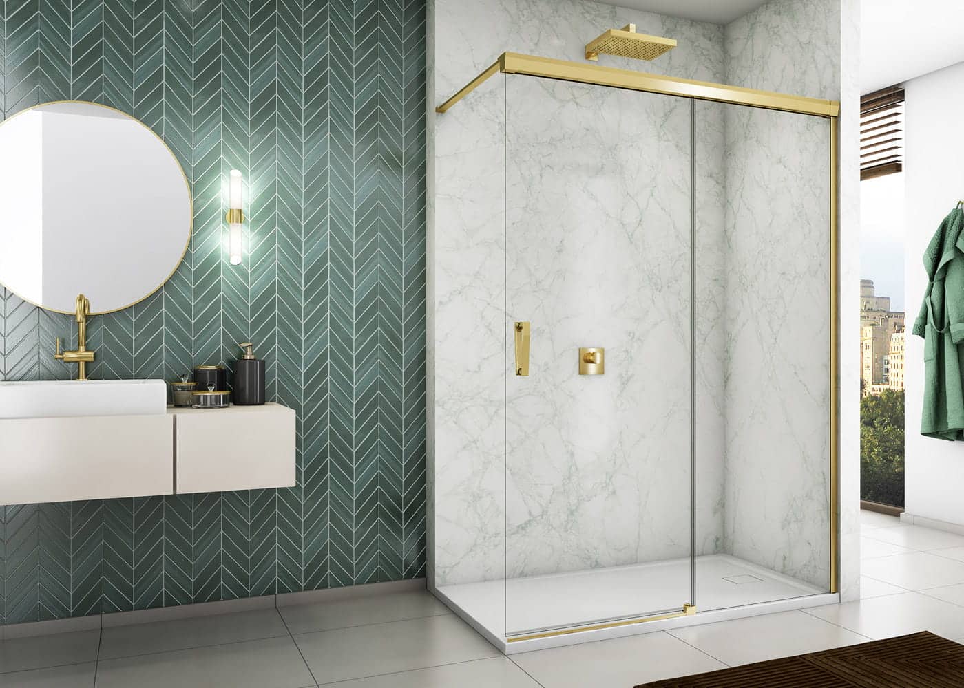 Elegancka łazienka z kabiną prysznicową typu walk-in ze złotymi profilami, ścianami wykończonymi białym marmurem i zielonymi płytkami w jodełkę oraz okrągłym lustrem nad umywalką.